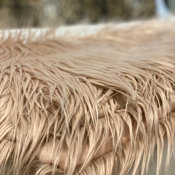 Artisan Ny Other - Fluffy Throw Blanket